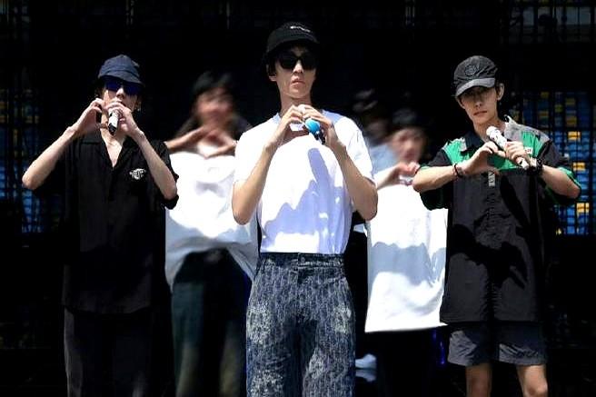 红毯上穿高定的顶流，私下竟在用大学宿舍的旧床单！

8月10日左右，易烊千玺发了