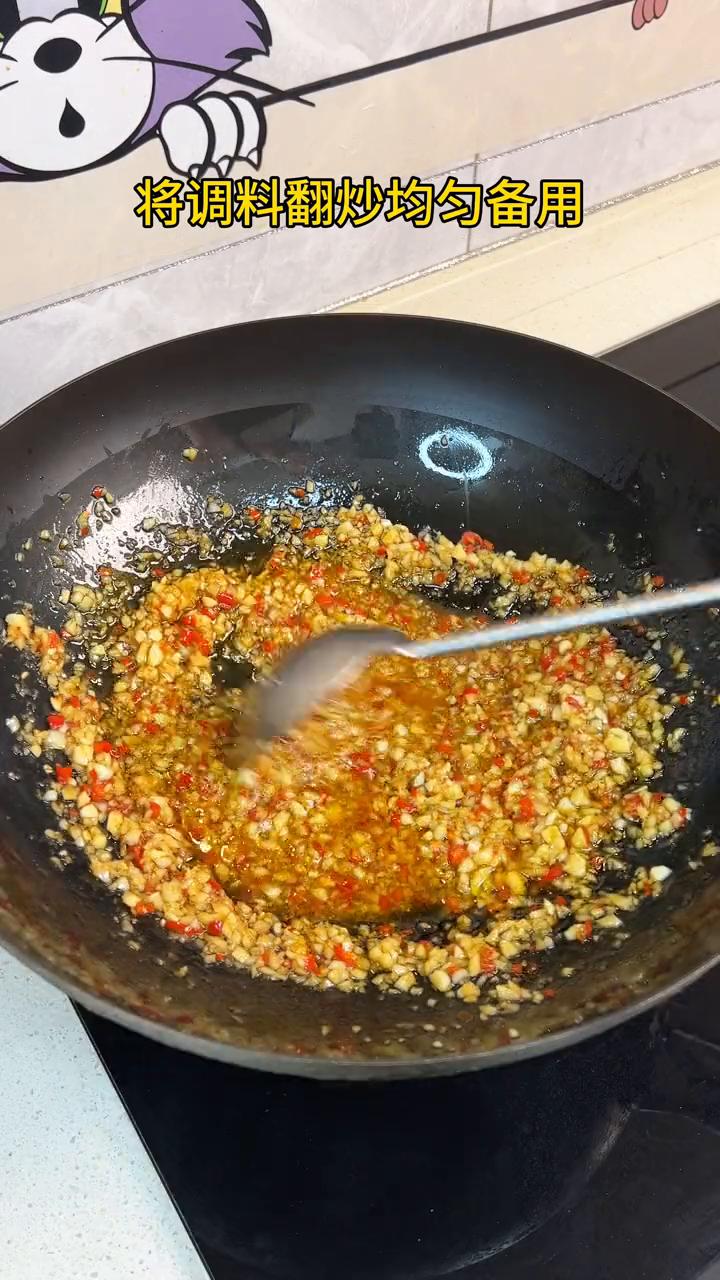 蒜蓉花甲虾。
·锅中放入蒜末、切碎小米辣，激发出蒜香味。
·调味半勺盐、半勺味精
