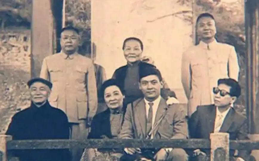 1994年，孔令伟去世，其姐孔令仪为她脱去男装，换上旗袍，画上淡妆，随后低头啜泣