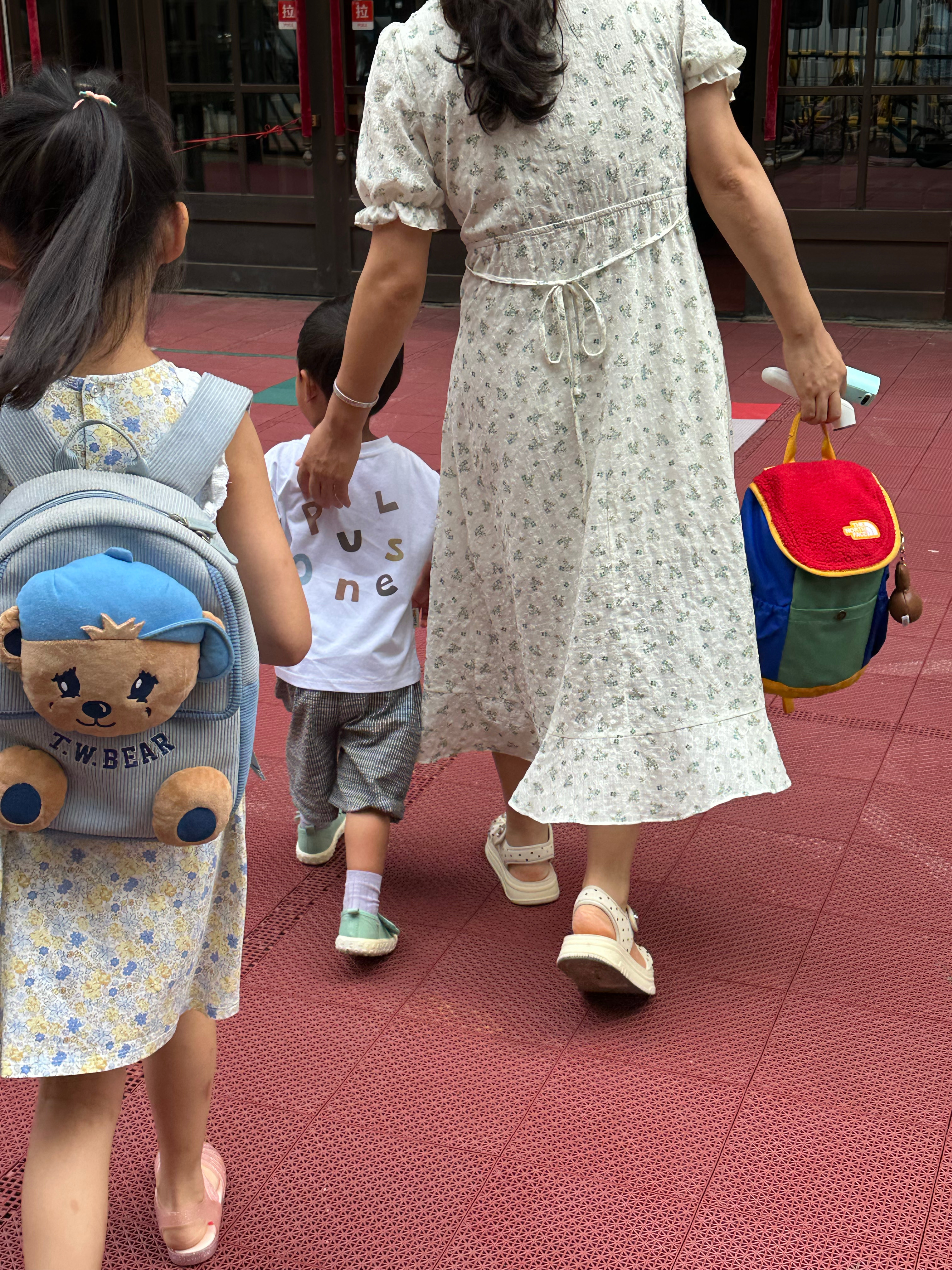 上学🎒下车的时候哼哼唧唧，到门口连跑带跳往里冲，演给我看？ 