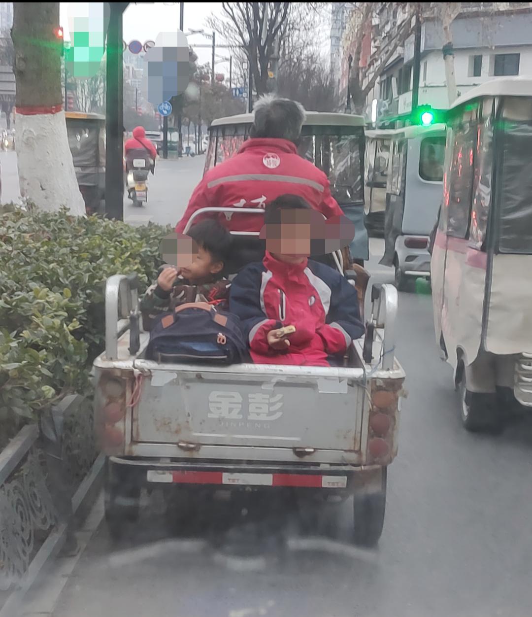 上班的路上遇到的，两个男孩坐在三轮车上啃着早餐，想问下大家，这样的家庭，唯一改命