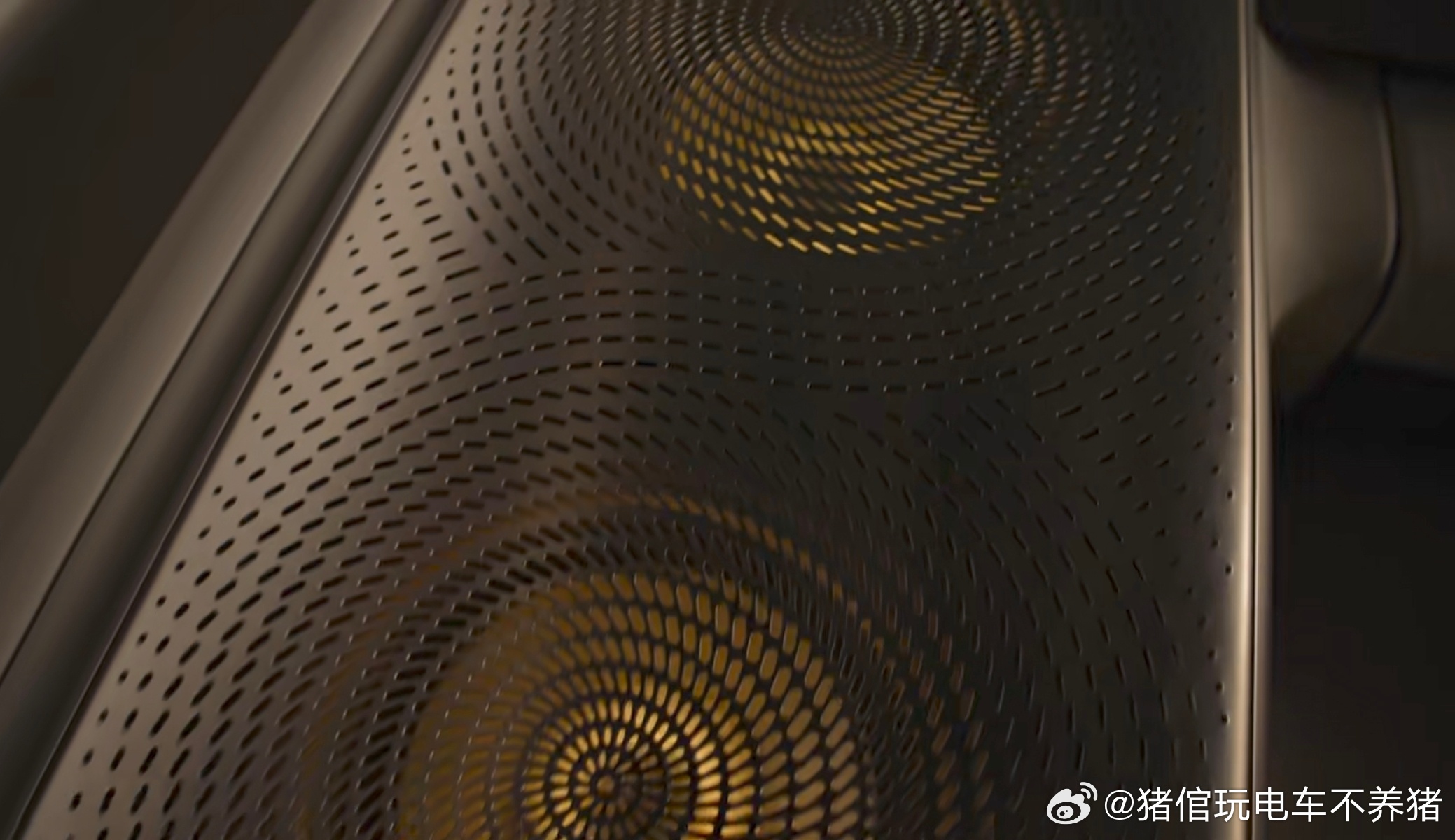ES9的一个细节，每个扬声器里面都有一个会“呼吸”的氛围灯💡蔚来es9