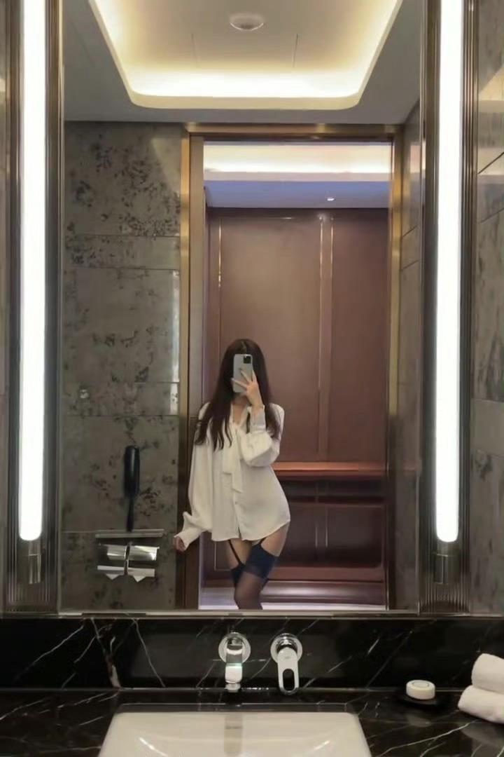年纪大了，也不会再迷恋什么惊喜，只想要很多很多的温柔，只想被一个人温柔对待。  