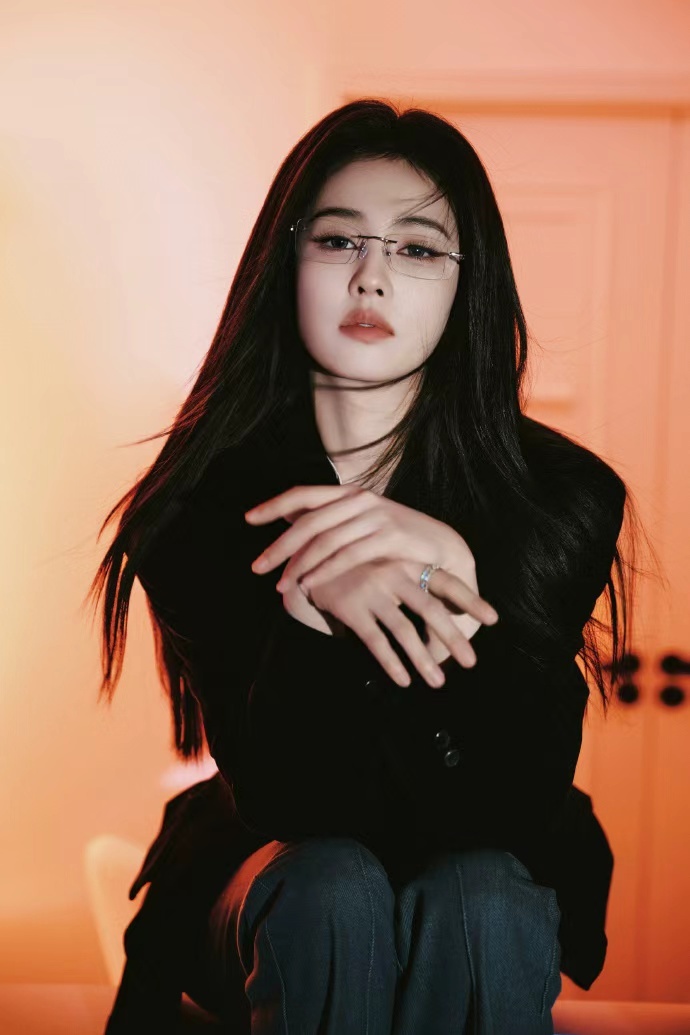 白鹿黑长直无框眼镜冷御感她是李佩仪也是白鹿白鹿黑长直无框眼镜冷御感，谁懂这身黑西