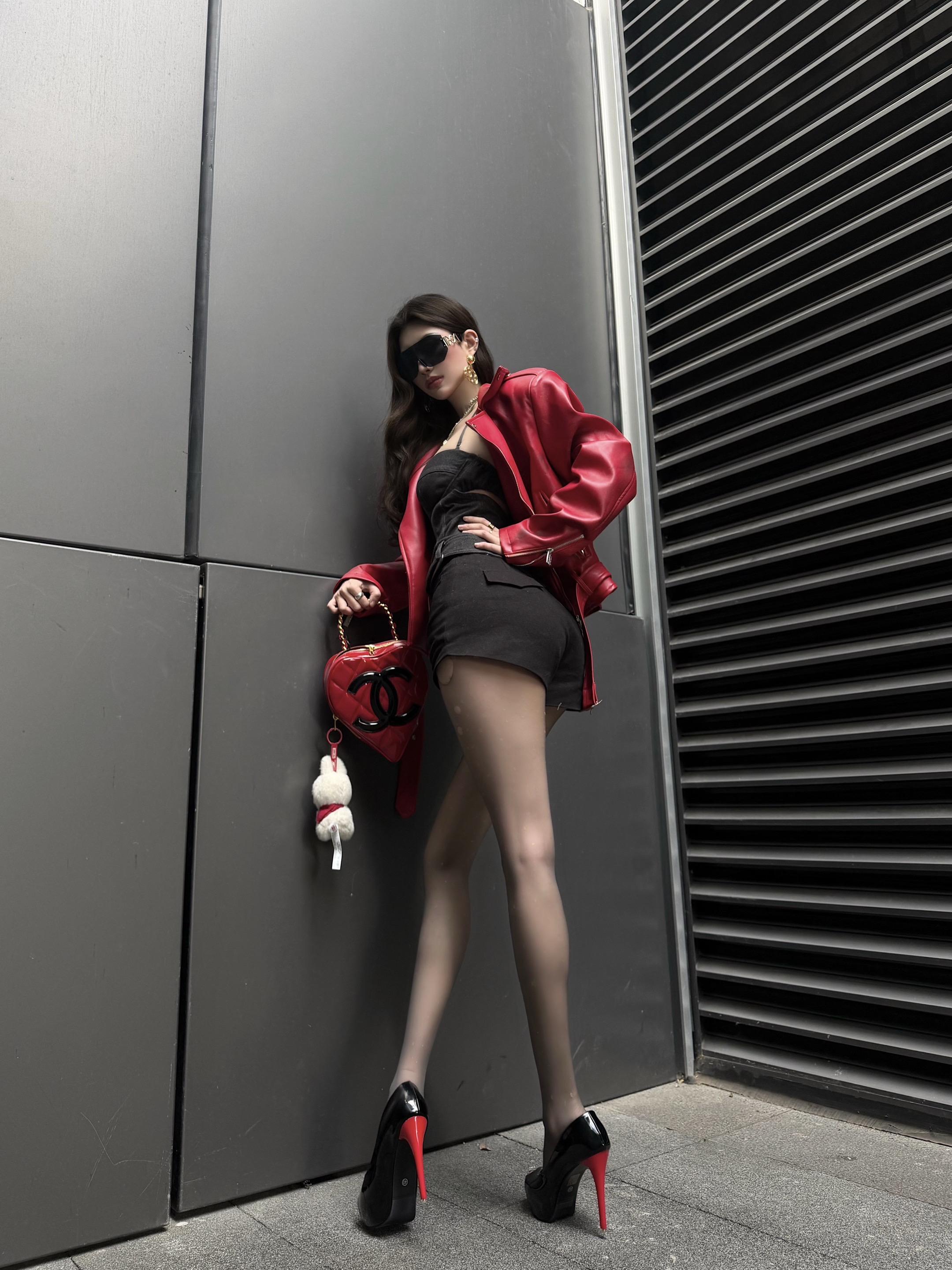 女明星站姿拍照巨显腿长。