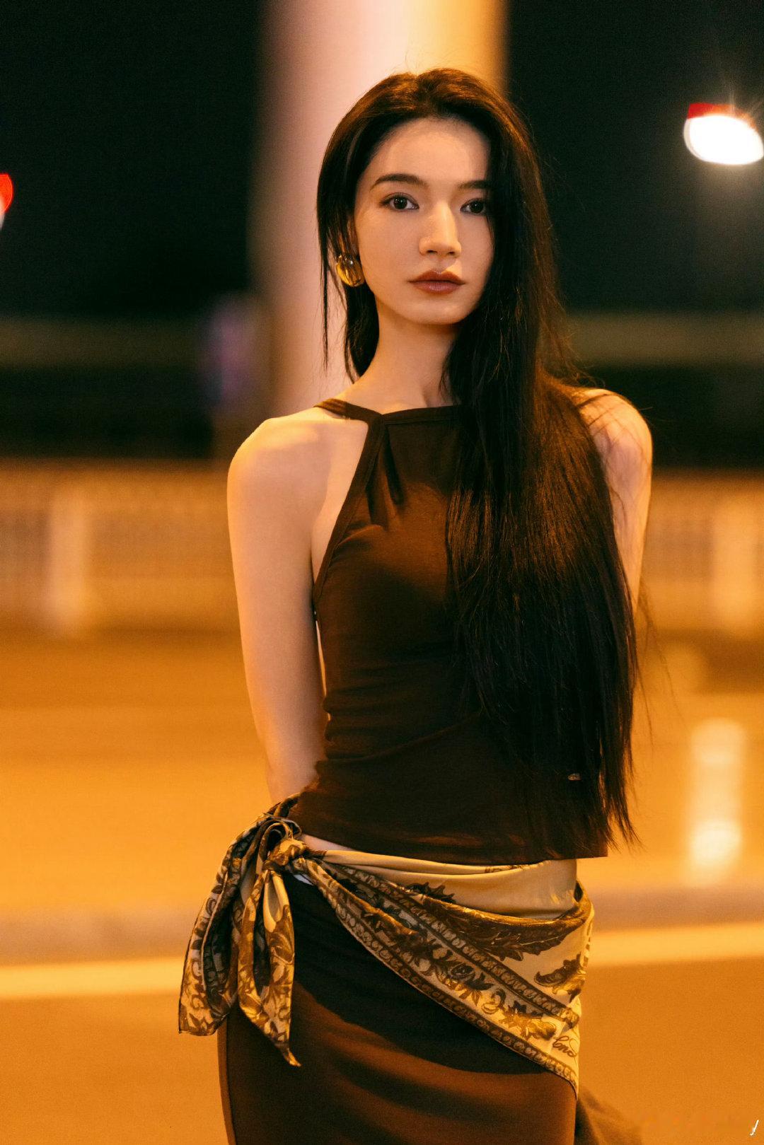 代斯妈妈熬夜刷网上留言心疼女儿代斯妈妈太细心了，还会专门筛选夸赞代斯的文章，一点
