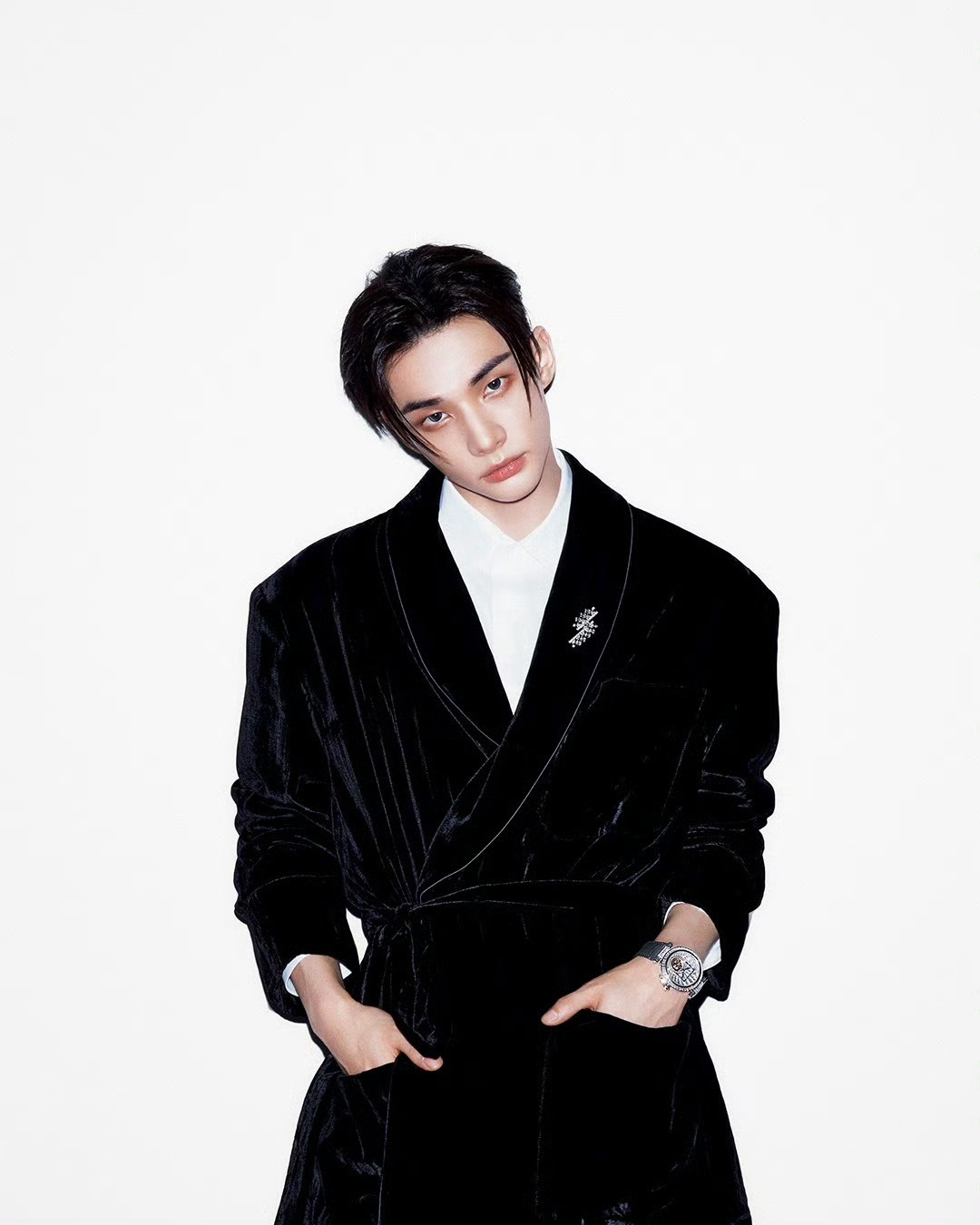 解锁《W Korea》金九后排面不减！黄铉辰盛装出席卡地亚高珠晚宴，全套高级珠宝