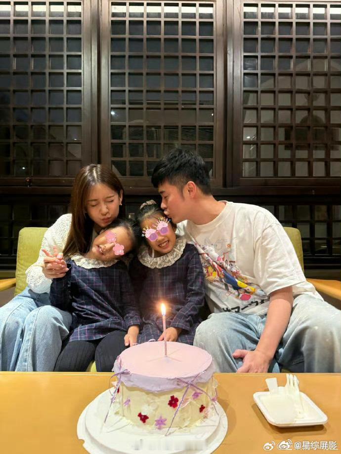 #陈赫一家四口庆生照#陈赫、张子萱和两个女儿，好幸福的一家人啊#陈赫张子萱亲女儿
