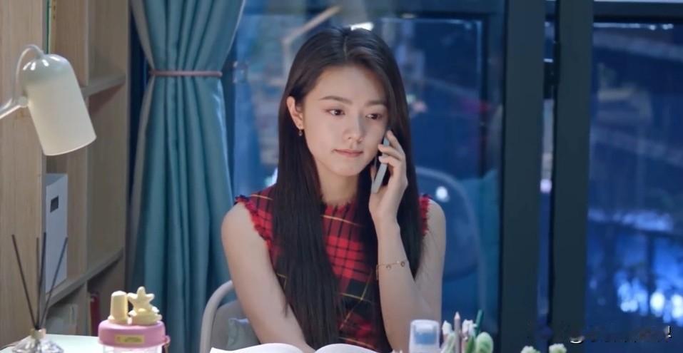 老大打电话来给聂曦光，说容容去深圳了，有种离别的不舍。聂曦光却说，对容容很难有离