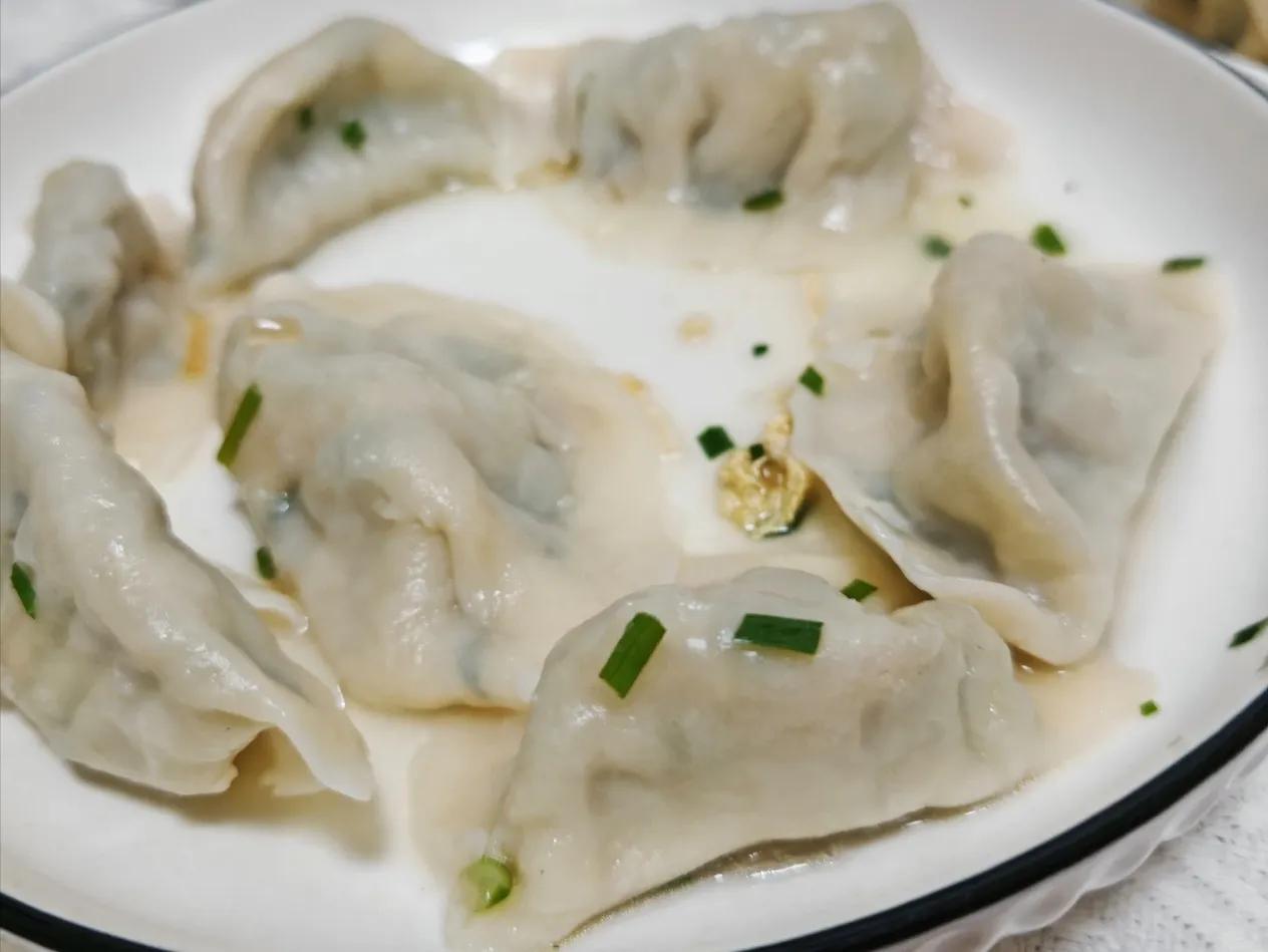 #夏日生活打卡季#
刚煮好饺子，小姑子一家三口就来了，一共煮了四盘饺子，结果他们