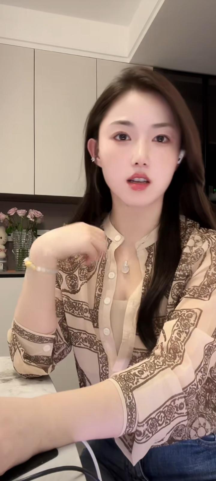. 晚风温柔，月色静谧，万物都在安然入梦，唯独我的思念不肯安眠。所有没说出口的温