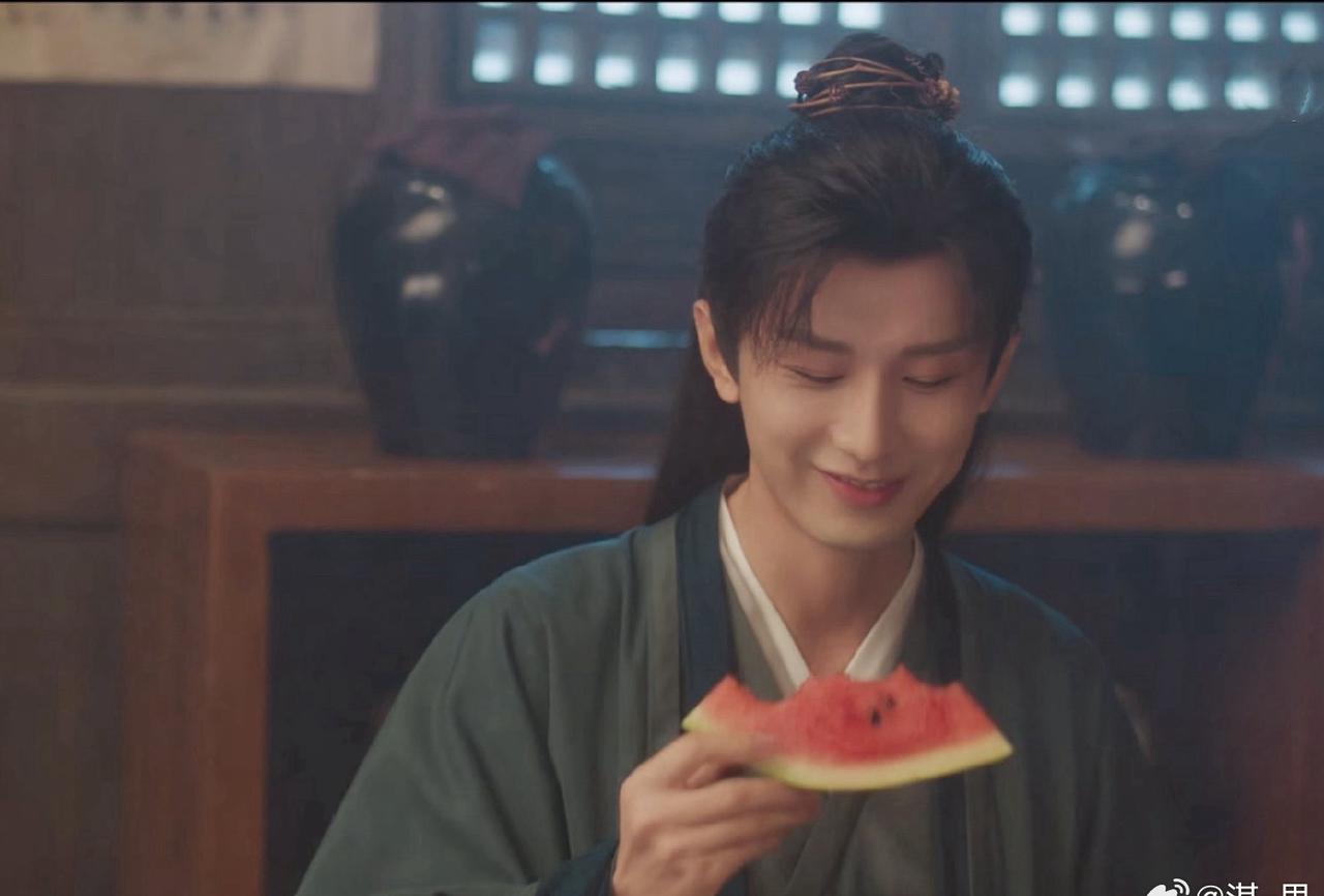 江湖一梦，莲花永绽。
一入莲花楼，终身不出楼。
李莲花的温柔与破碎，成毅的细腻与