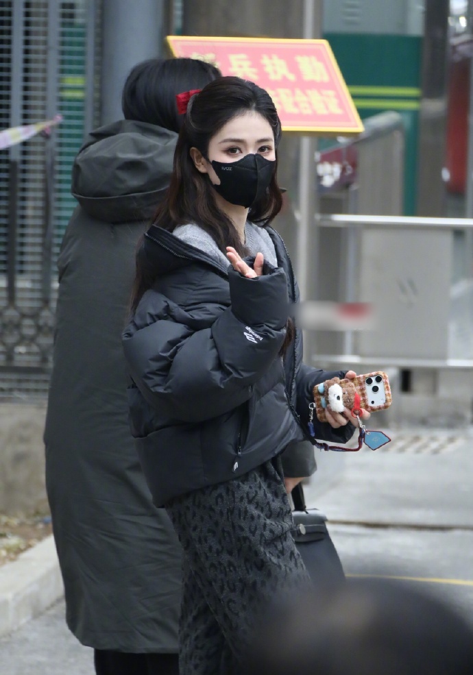 白鹿春晚联排公主头造型白鹿红色蝴蝶结+公主头发型现身央视春晚彩排，好萌~ 