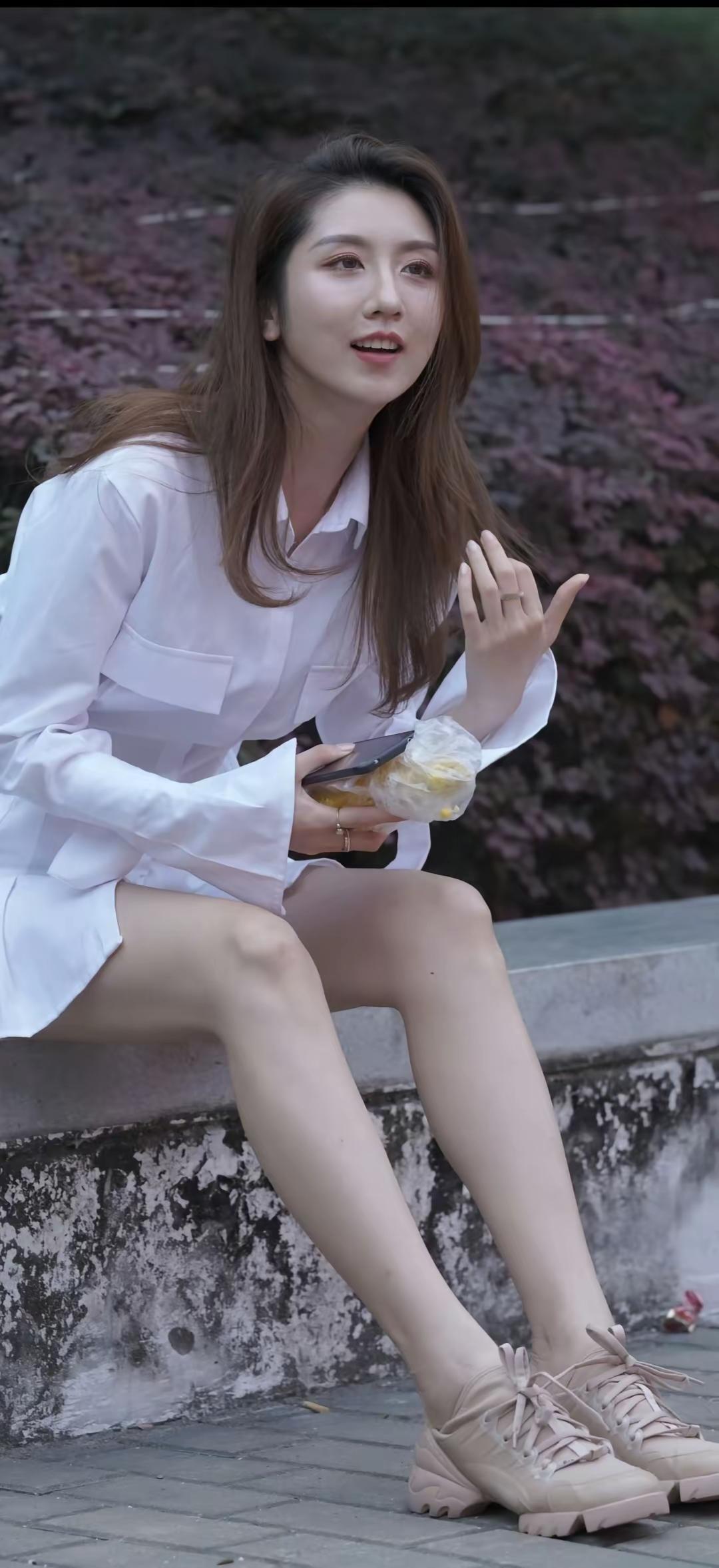 爱拍照的女生到底有多迷人呢? 
爱拍照的女生她们不一定有绝世容颜，却有着对生活满