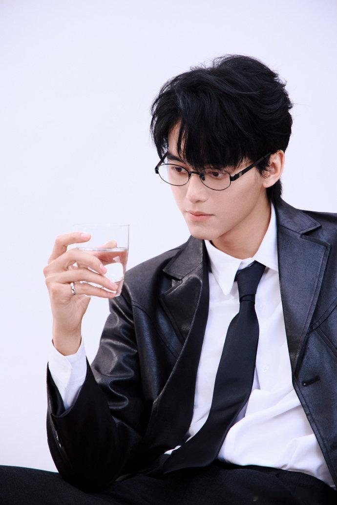 张呈演我摸鱼被抓包的状态 从谁在叫我的愤怒转头，到发现是领导后的瞬间凝固，再到心