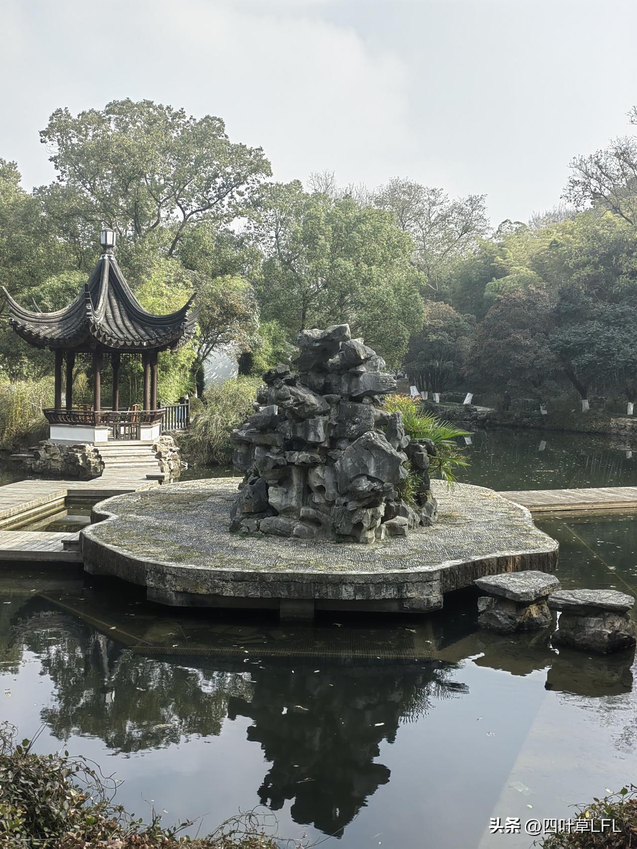 静谧园林，古风亭台，石桥流水，悠然自得。