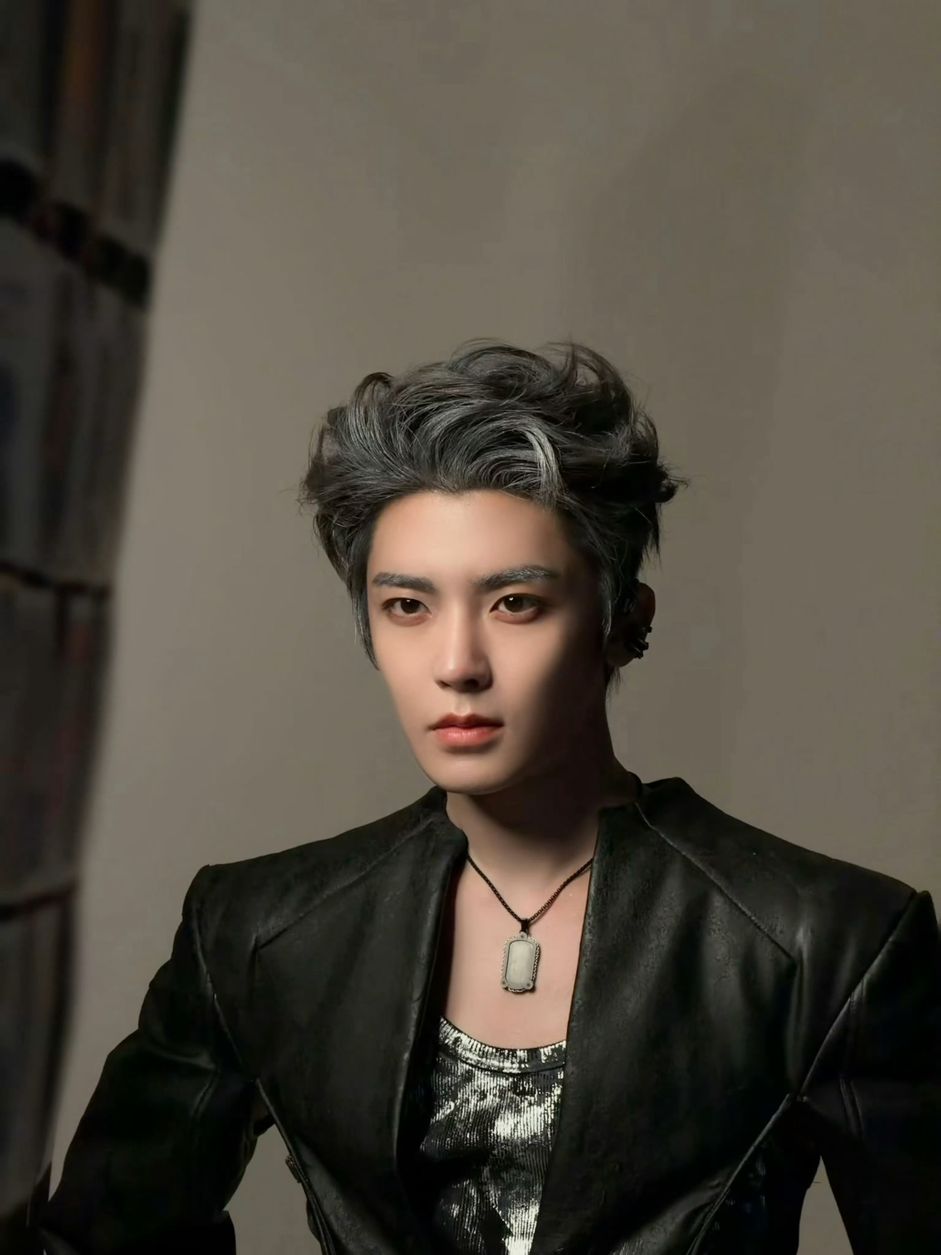 侯明昊为演唱会新做的造型好迷人啊。 