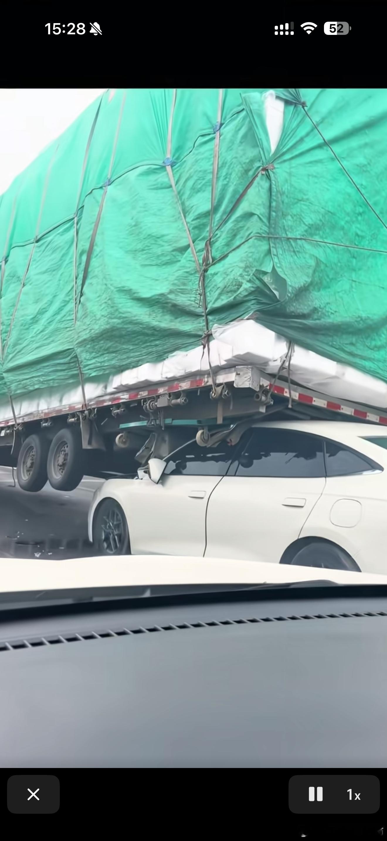 朋友发来的视频，差点以为又是一场大事故（后面的花圈店业绩+1)仔细一看，车上拉的