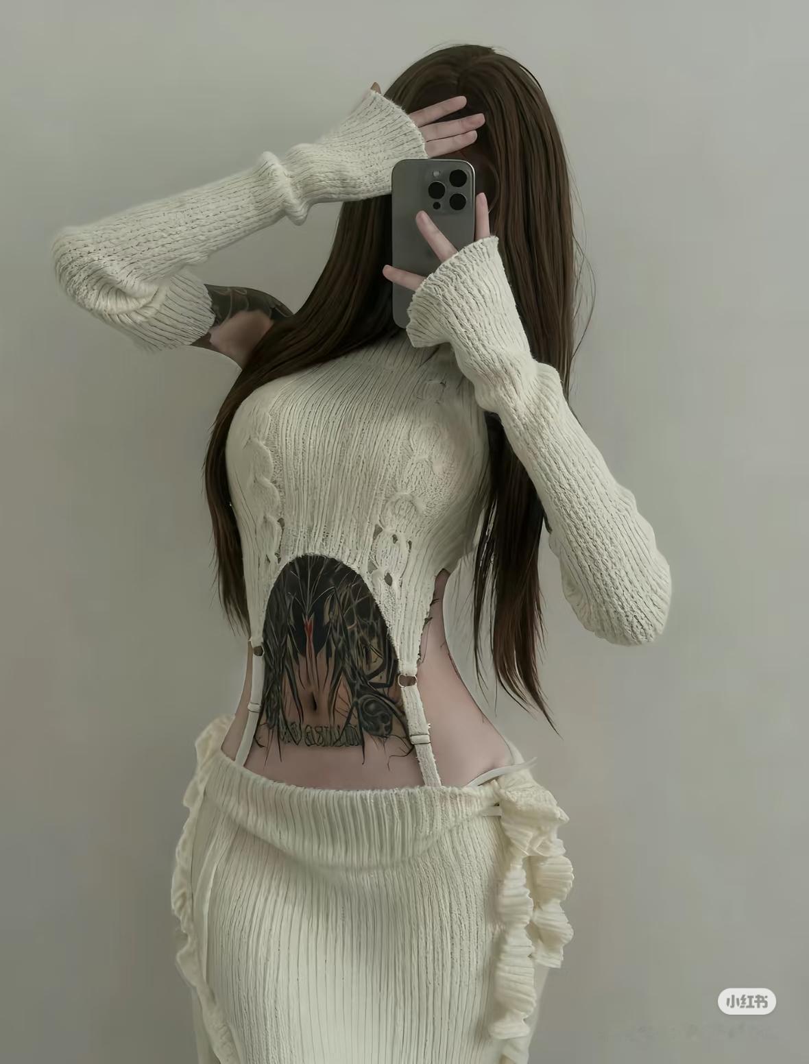 分享一张你最近随拍的照片白色毛衣的特别设计，穿起来的效果是这样的，你感觉怎么样呢