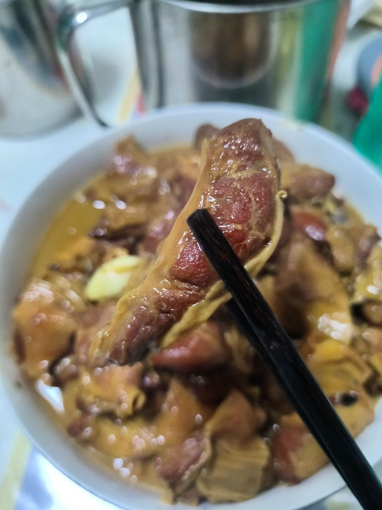 不到40块，网上买的5斤护心肉，缩水的确挺严重，化冻焯水就只剩不到4斤，烧完也就
