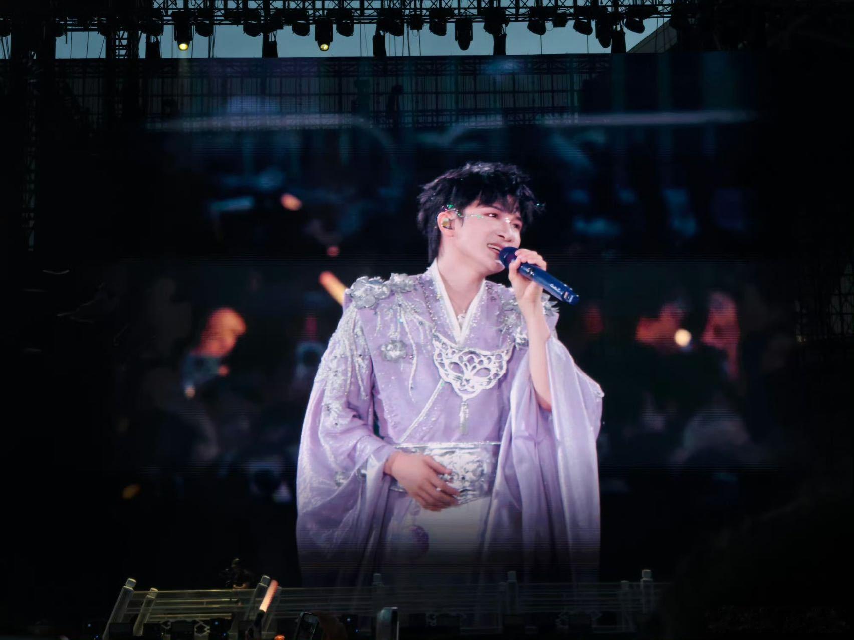 周深从来不求人演唱会除外周深求也没用周深演唱会化身互动达人，为带动全场大合唱屡次