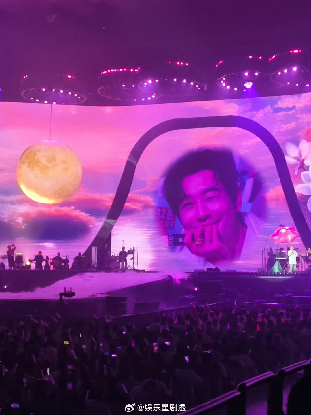 黄晓明陈梦现身岳云鹏演唱会 这组合也太惊喜了吧！黄晓明带着表妹陈梦去看小岳岳演唱