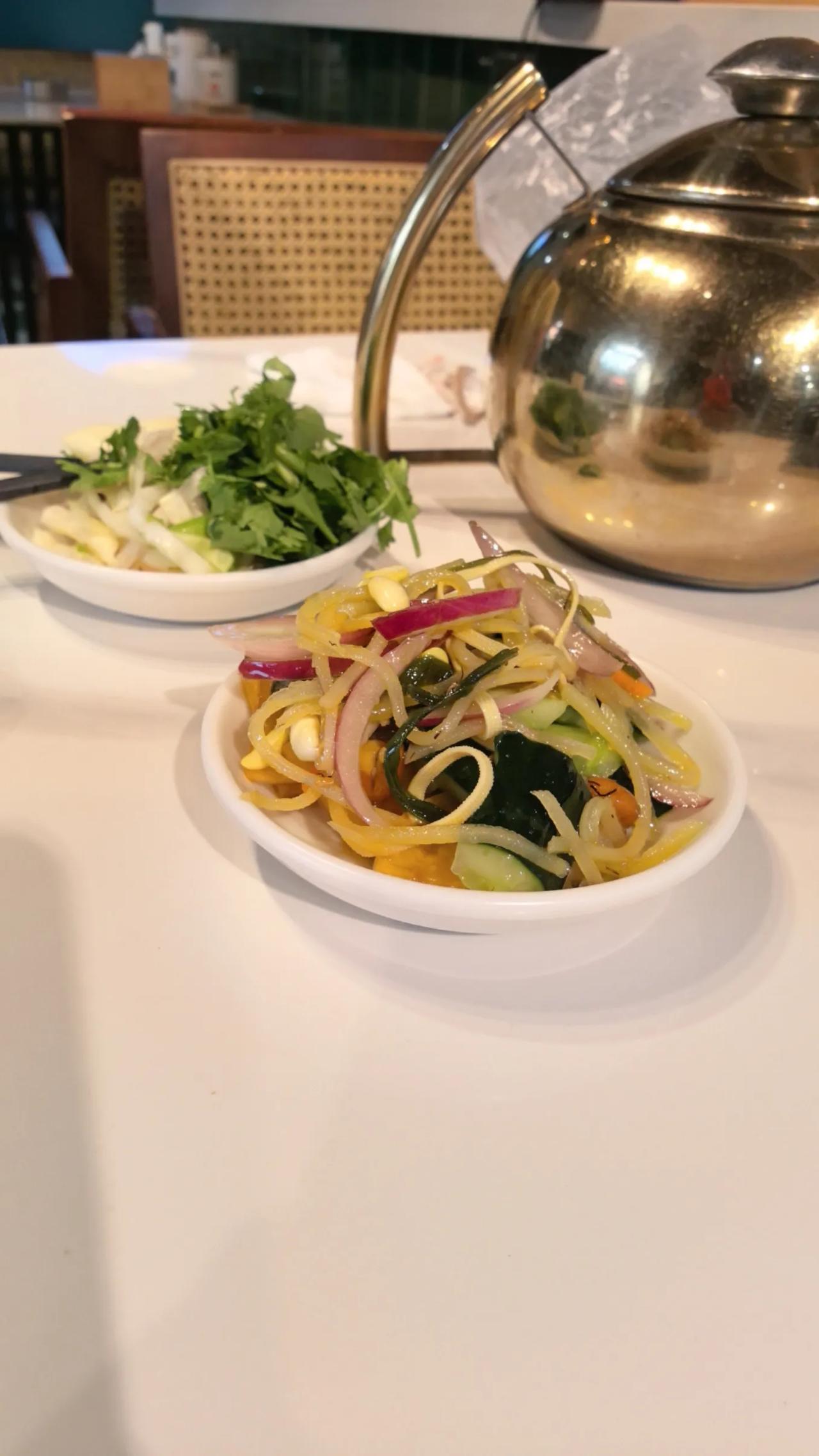 今天早上，来到呼和浩特市新城区的一家面馆，一碗饸饹面18元，足够一个人吃饱。饸饹