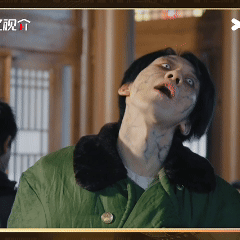 张真源你这大学念的也是不容易啊！！谁懂这种毫无防备看到一张僵尸脸的冲击力啊！！开