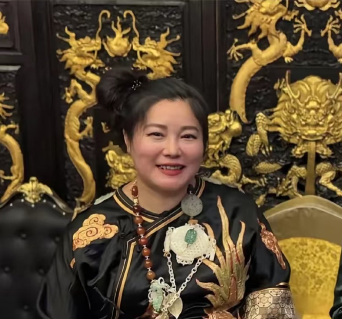 于娜胖了后和以前好像两个人，像是生病吃药所致，模特时期身材纤细修长，非常瘦的类型