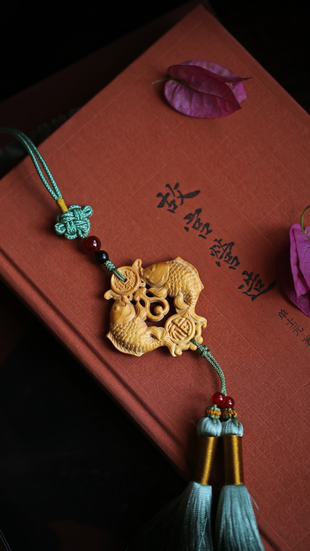黄杨木【年年有余】挂件手工中国编绳，充满宫廷风，配上了流苏，可当包挂车挂等，寓“