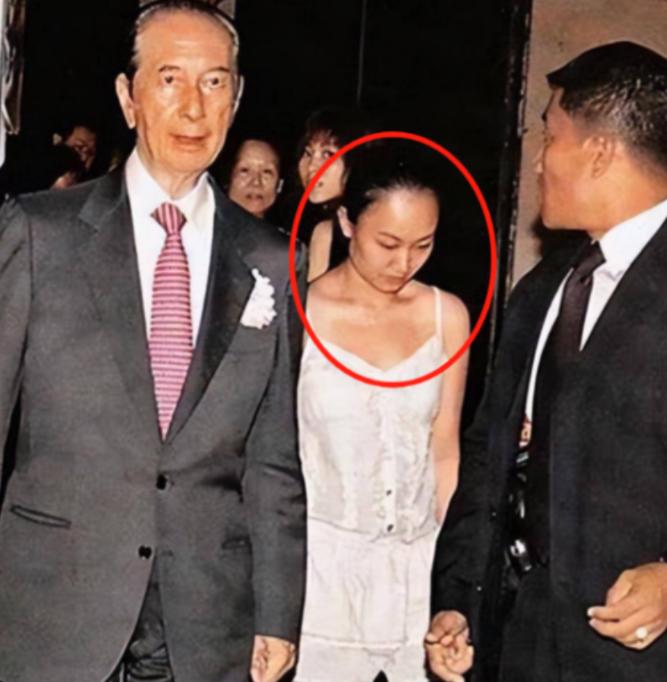 2007年，85岁的赌王中风入院，貌不惊人的小护士邓咏诗，愿给赌王擦身体。结果没