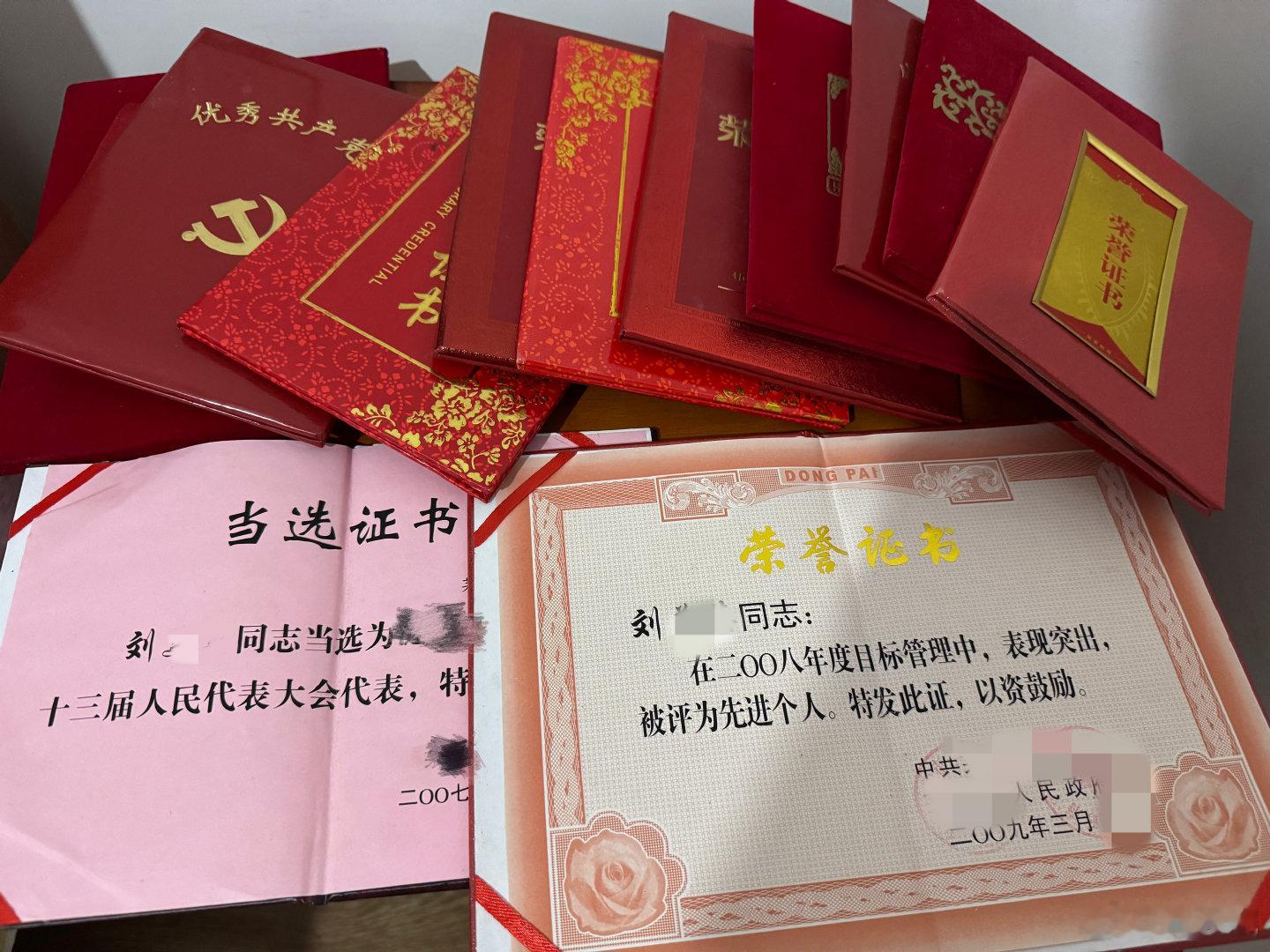 在一个旧柜子的抽屉里找到了我妈工作时获得的荣誉证书，还有一些在另外的柜子里，她从