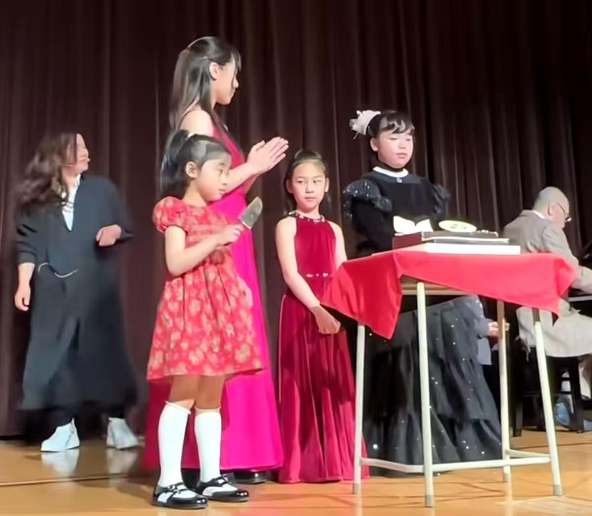 87岁钢琴家刘诗昆过生日，5岁女儿2岁儿子陪在身边，网友替翁帆遗憾！
刘诗昆第三