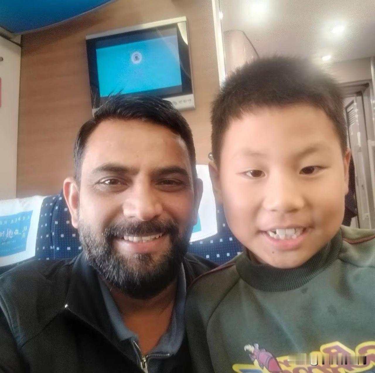 我家儿子在高铁上看到一个外国友人，非要跑过去和人家合影，可把他高兴坏了，今天也是