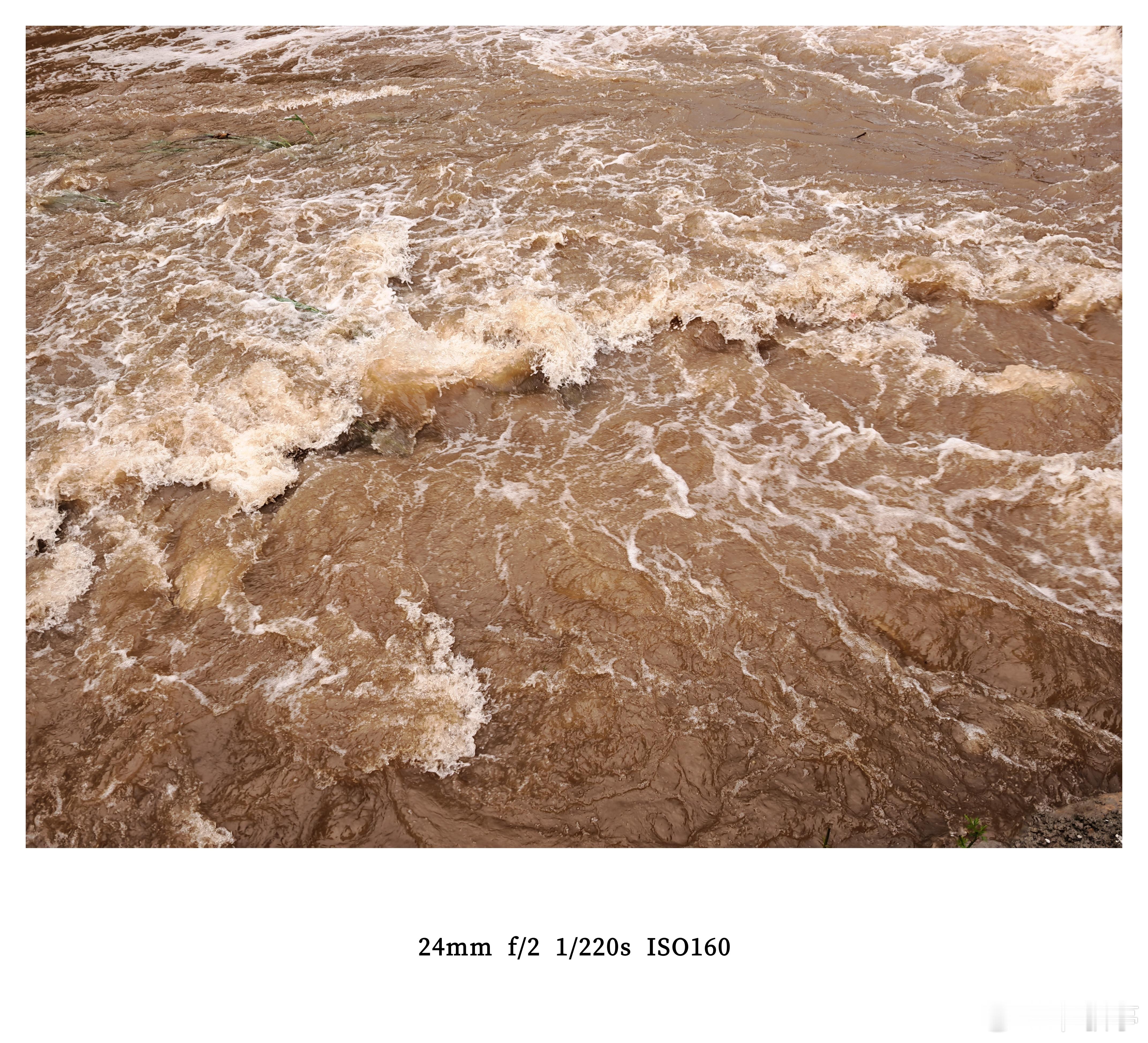 北京大雨连续大雨河北老家的小河里已经起洪水泛滥了，山间也云雾缭绕的[并不简单]！