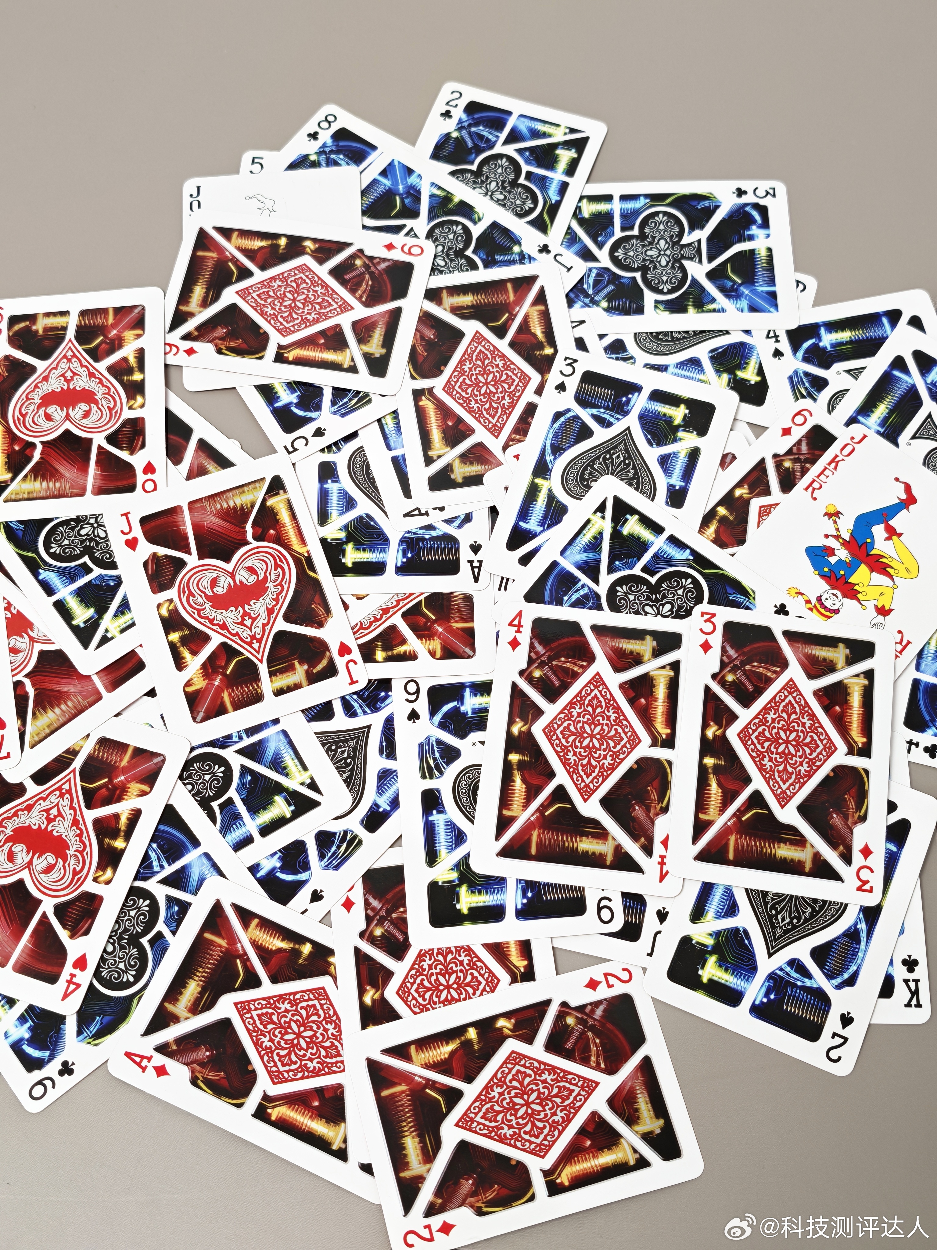 荣耀Magic V6这邀请函也太会玩了，一副扑克牌直接把黑科技亮出来，新一代青海