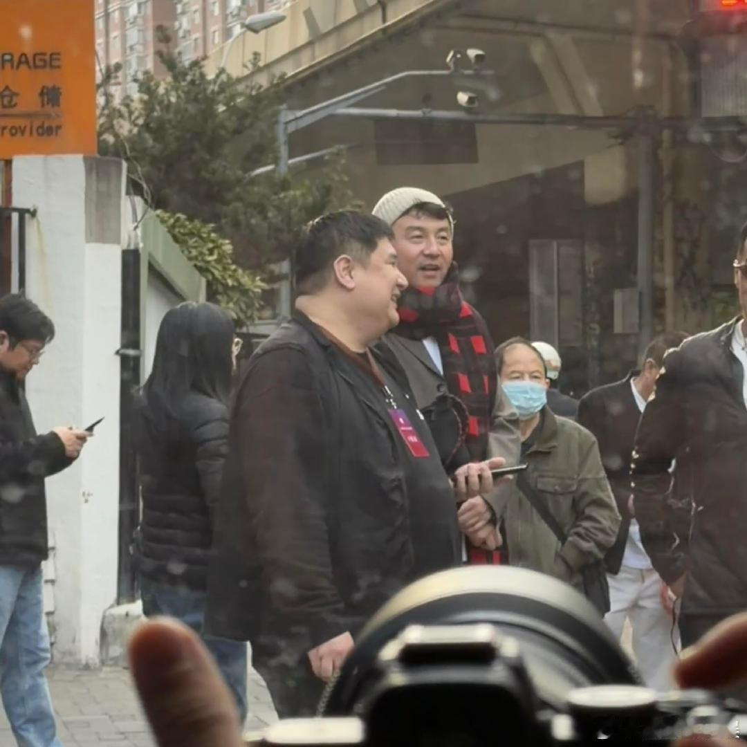 网友红绿灯路口偶遇雷佳音红绿灯路口偶遇雷佳音 网友红绿灯路口偶遇雷佳音，没戴口罩