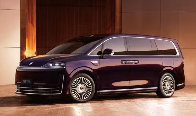 迎宾光毯+自动车门+座椅联动，智界V9官图释出
近日，鸿蒙智行智界品牌正式释放智