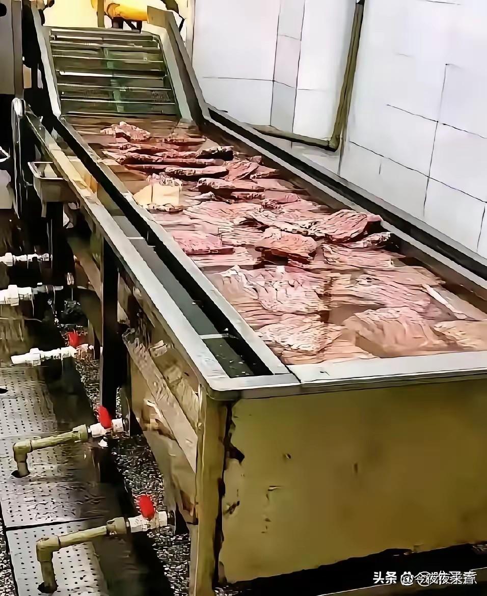 一家酱肉厂老板，为了解决员工偷吃的难题，干脆拆掉监控、撤掉保安，立下一条新规：刚