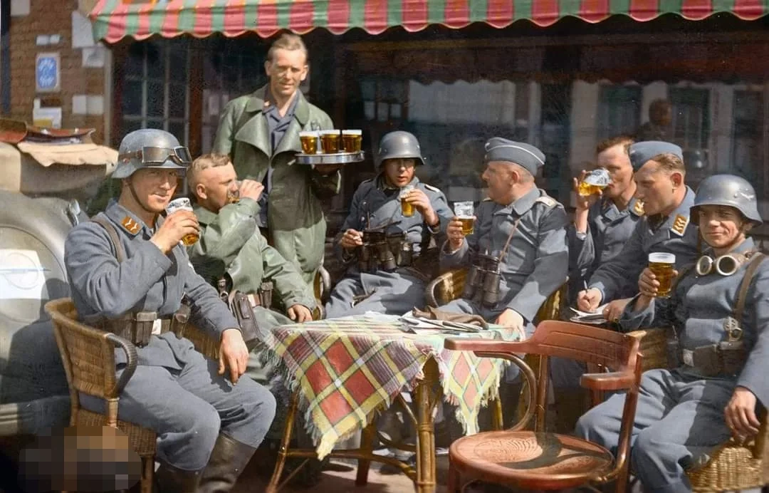 1940年5月德国入侵荷兰两天后，一群德国空军信号兵（kradmeld...