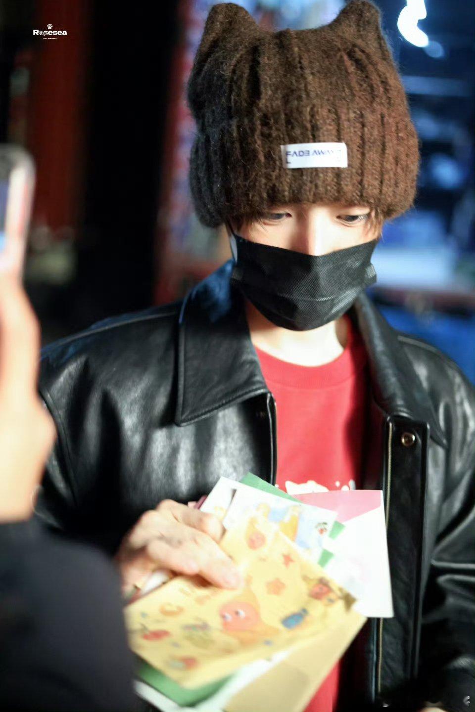 侯明昊敷着面膜戴口罩 冷到敷面膜必戴口罩的小猫哥！猫耳朵帽子一戴直接可爱超标，这