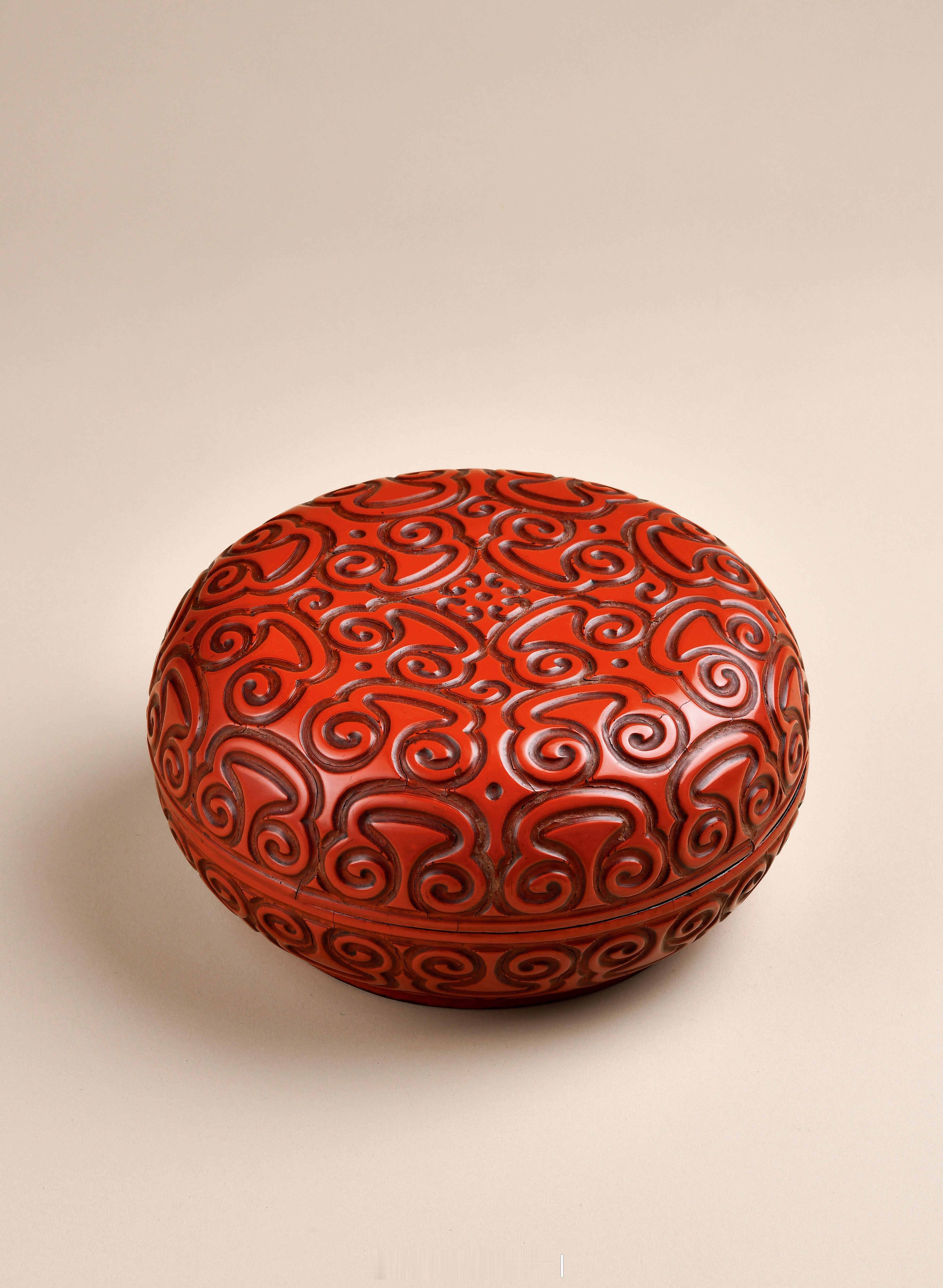 髹饰录 | 明 红面剔犀如意云头纹捧盒器作扁盒状，木胎，经髹饰朱红大漆剔刻而成，