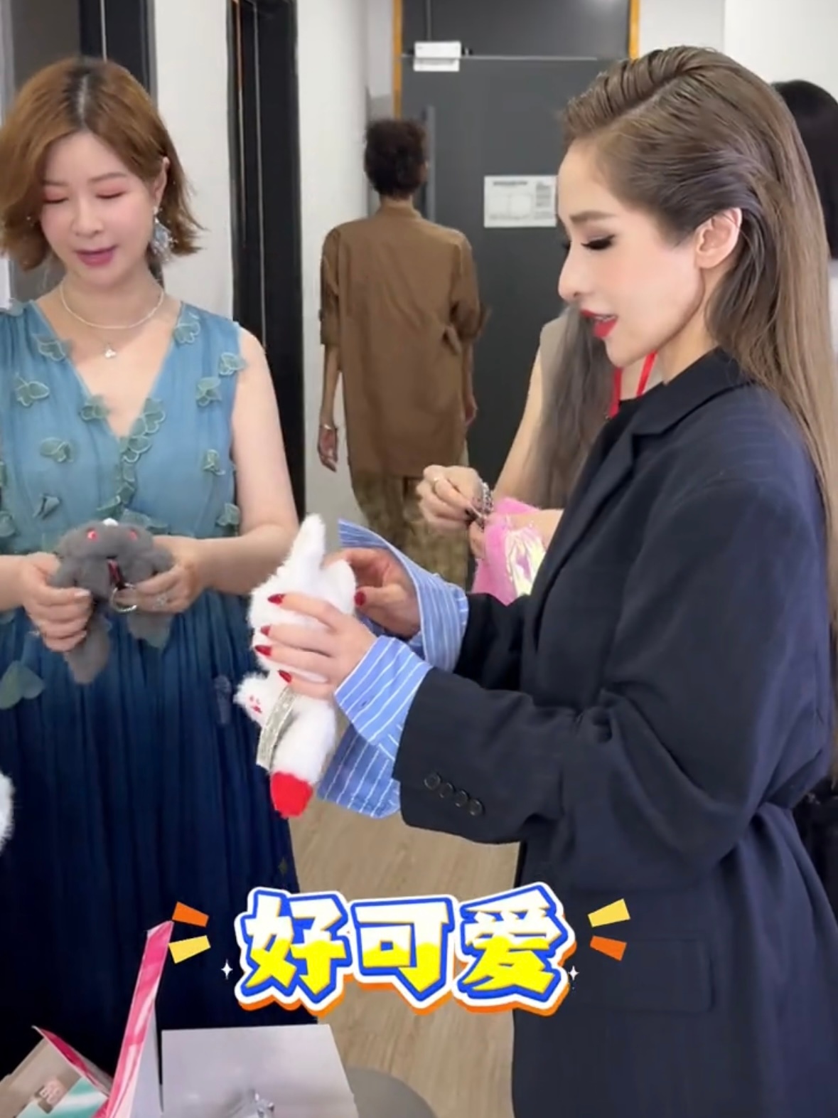 杜华给萧亚轩带的见面礼是娃不愧是华华子，真的太懂我们女生了，跟萧亚轩再见面这礼物