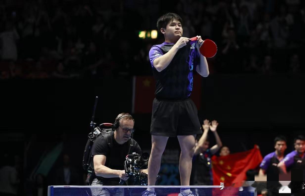 就这动作，处罚也认！
世乒男团决赛，
中国队力克日本队，
林诗栋赛后激动的跳上球