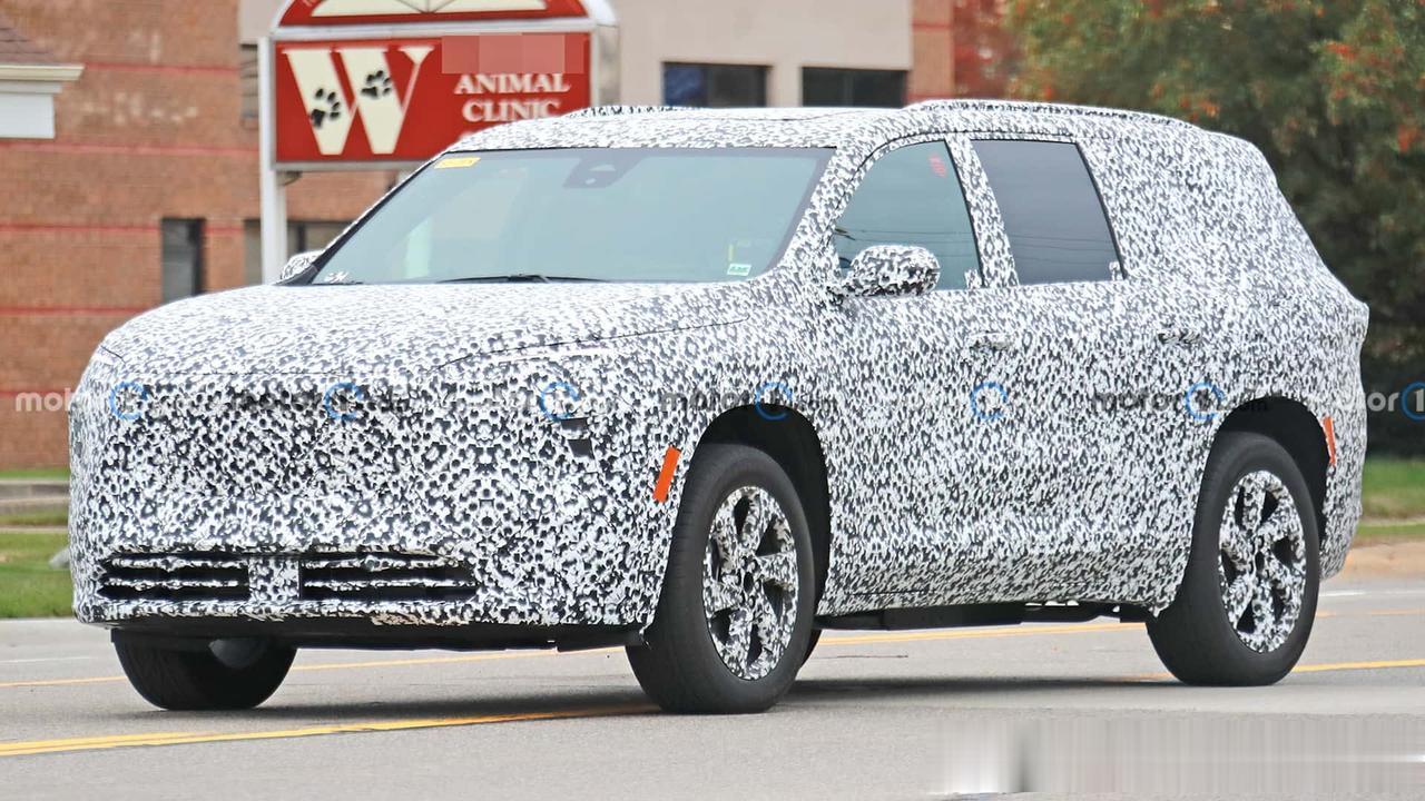 全新别克昂科雷谍照曝光，前脸应该更换了别克最新的家族前脸设计，经典的直瀑中网正式