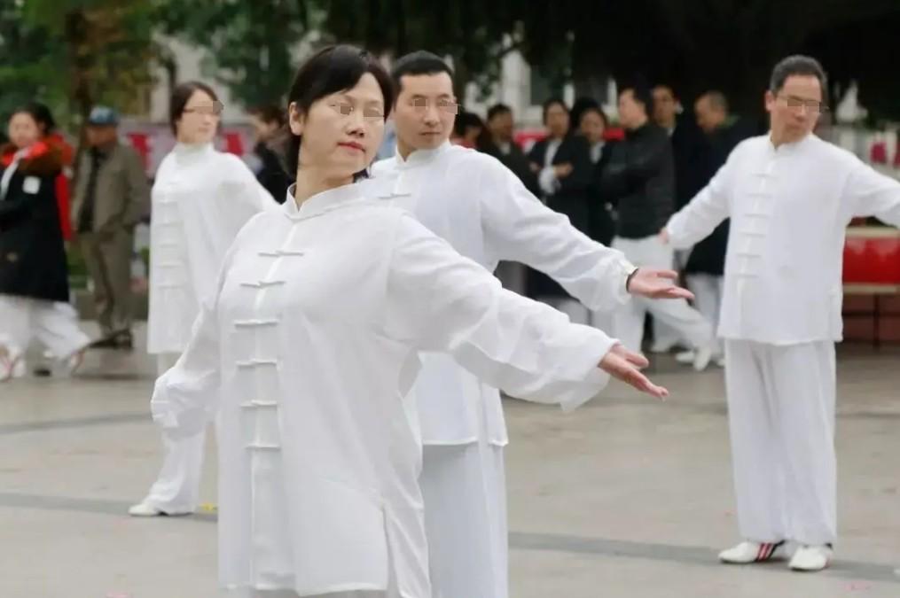 105岁杨绛的养生秘诀：吃素、饮水都靠边站，真正重要的是这3点
 
年纪大了，总