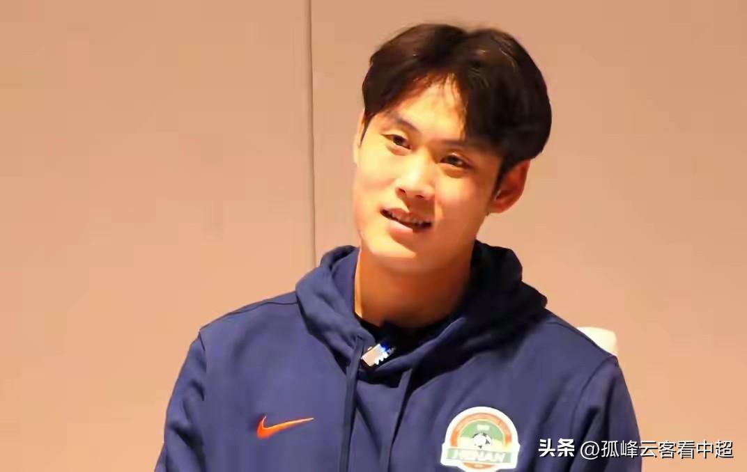 苦尽甘来！徐浩峰终于获得替补出场机会，表现中规中矩， 最可喜的是没有出现低级失误