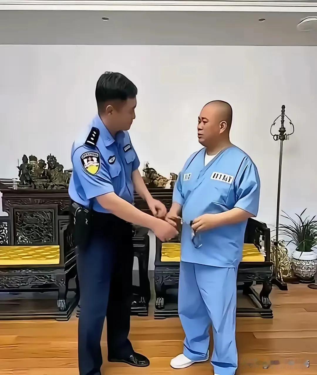 王铎：释永信终于被抓
请看看下面的照片吧，很有看头。
坏人一旦被抓，就现原型了。