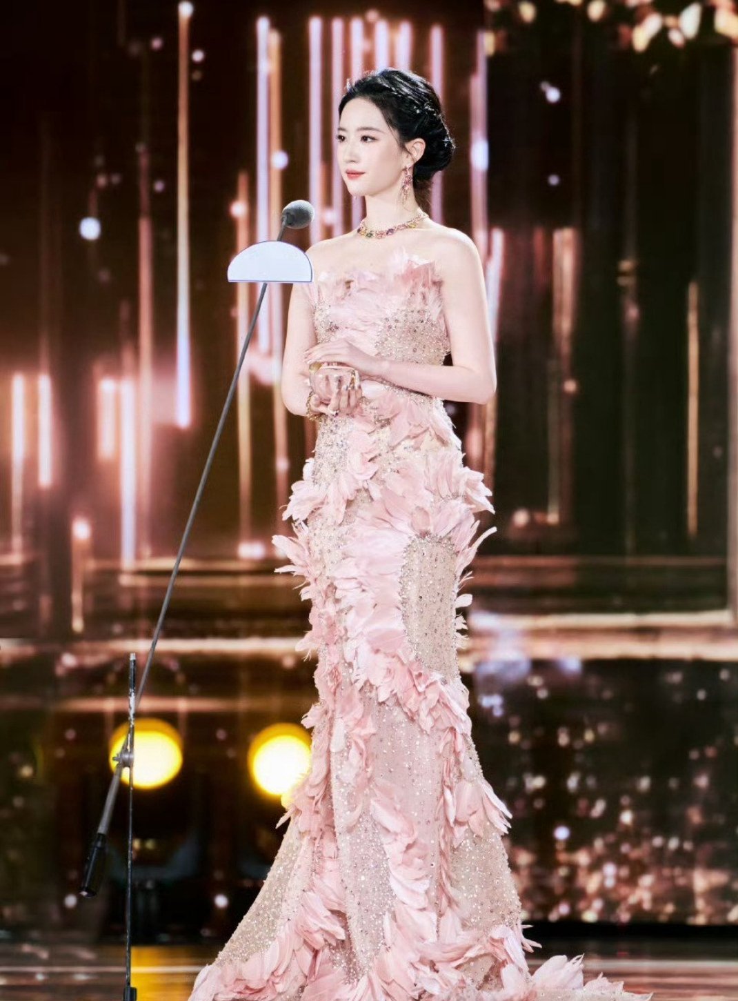 85花的视后们刘亦菲：总台、SMG、导协三料视后视后赵丽颖：金鹰、飞天双料视后唐