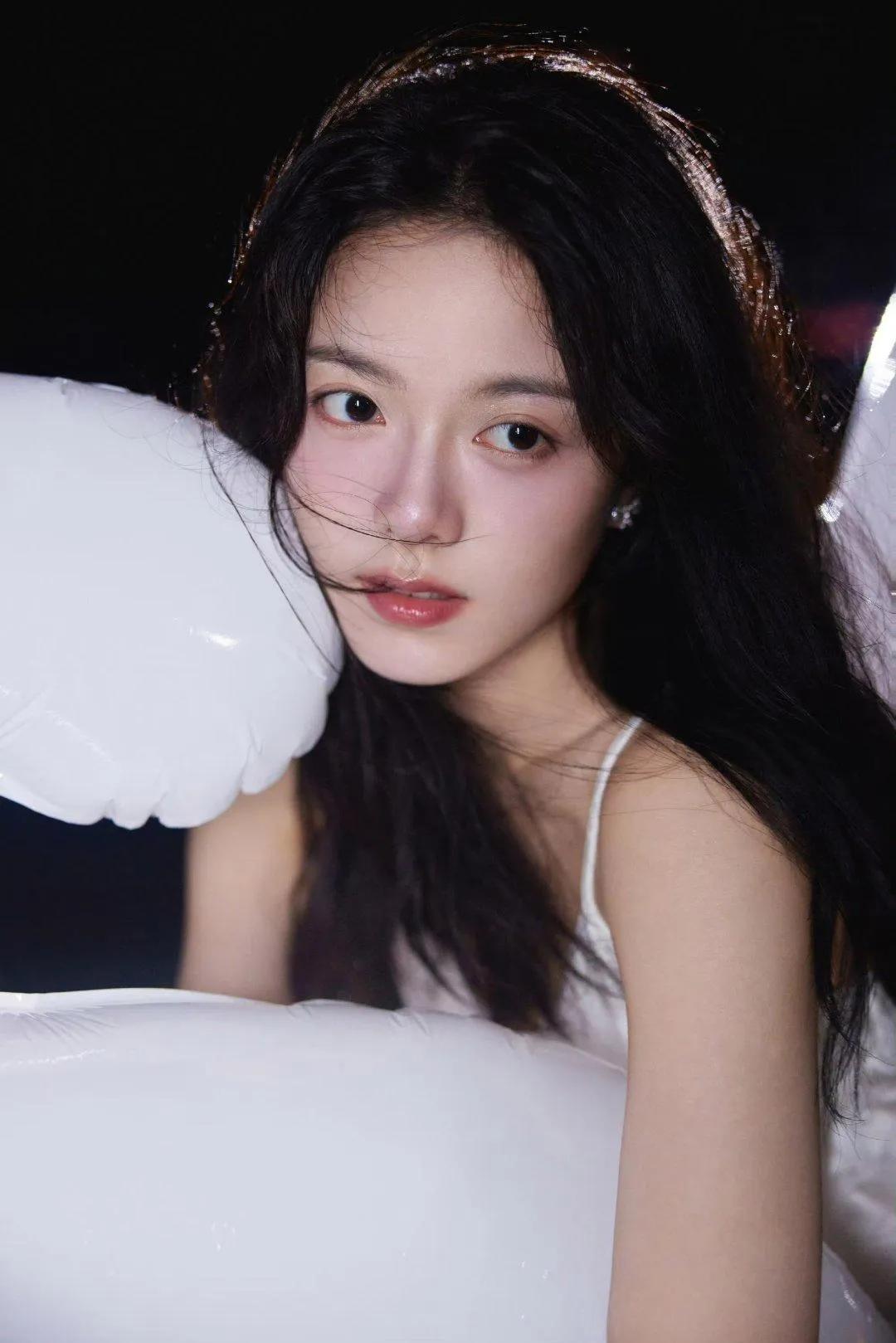 22岁的赵今麦生日美照，元气满满，甜美灵动好养眼！